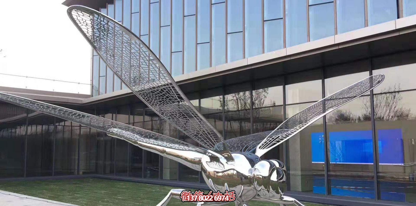 不銹鋼蜻蜓雕塑，鏡面反射大學花園抽象風格