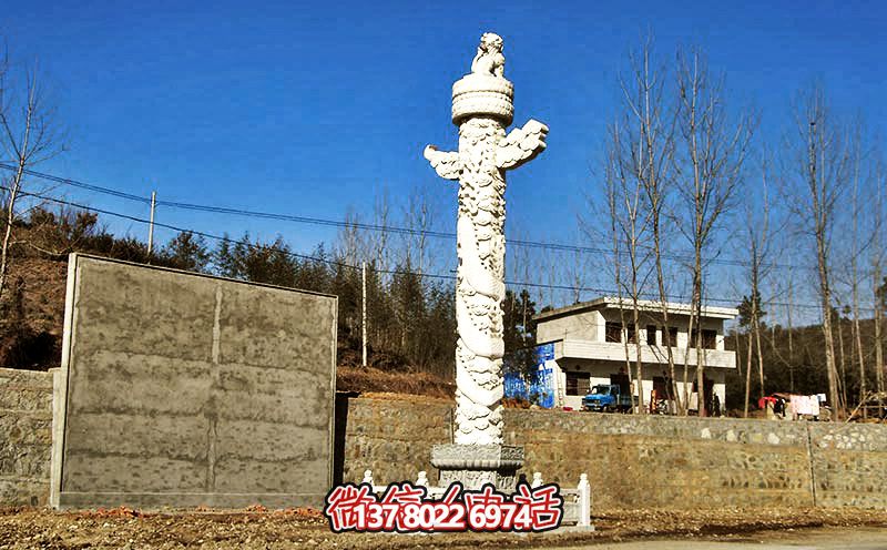 漢白玉華表雕塑，點綴農(nóng)村廣場