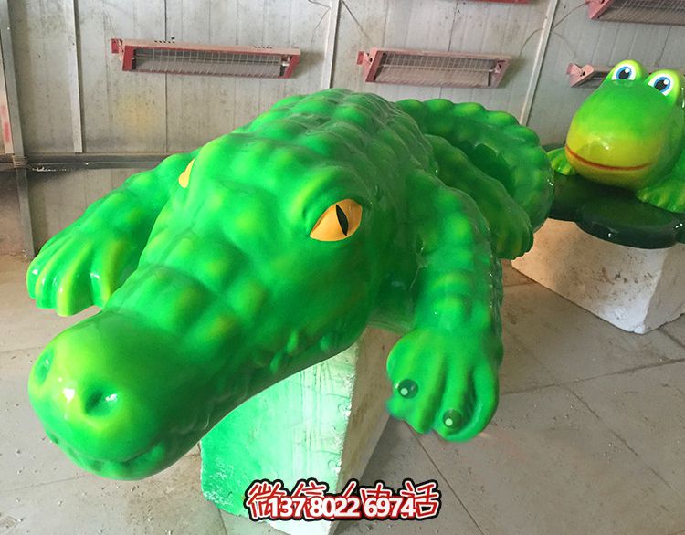 玻璃鋼鱷魚雕塑，為游樂場(chǎng)裝飾添彩