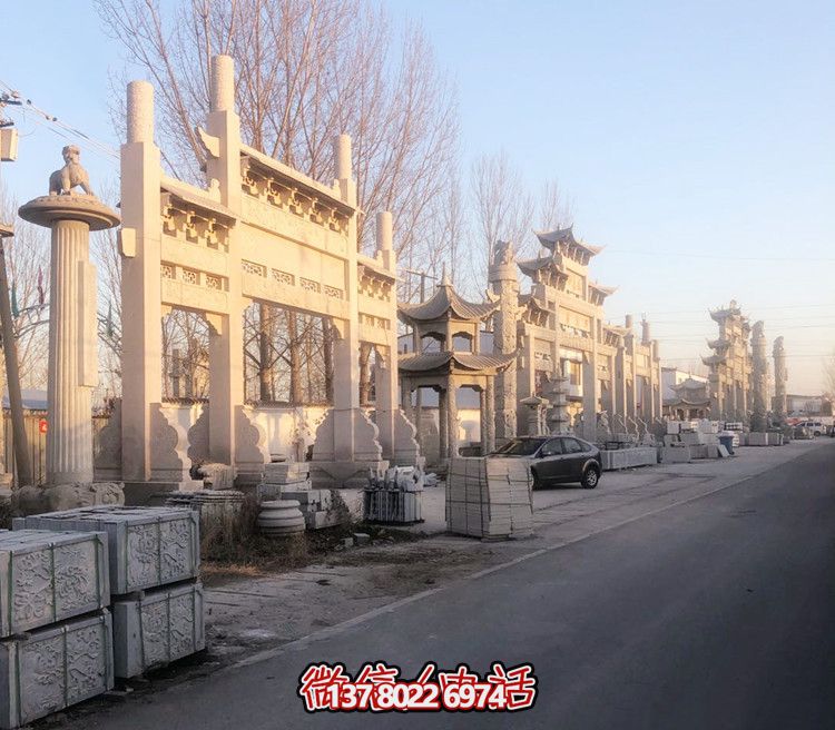 大理石門(mén)牌樓，點(diǎn)綴村莊入口