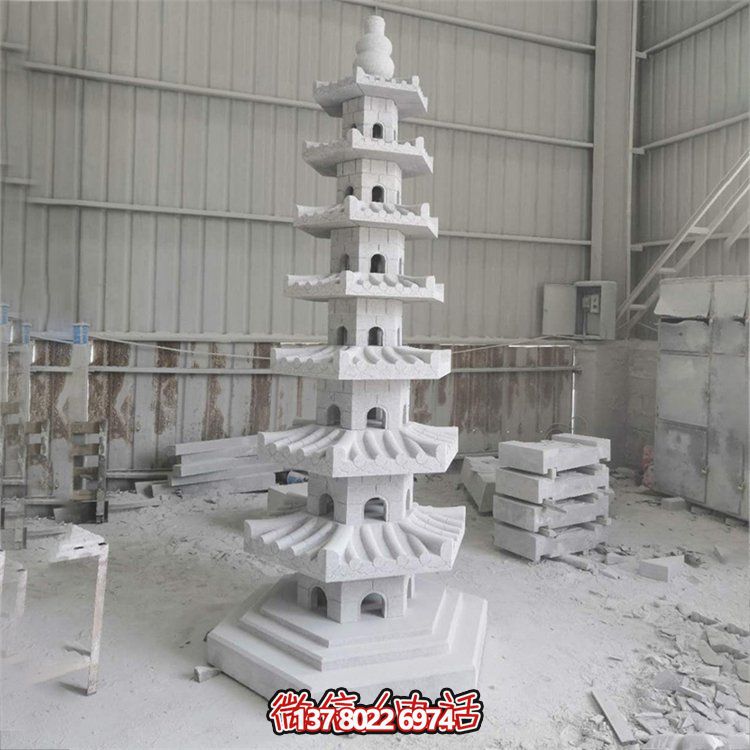 天然青石多層石佛塔，雕刻精美，為寺廟擺放