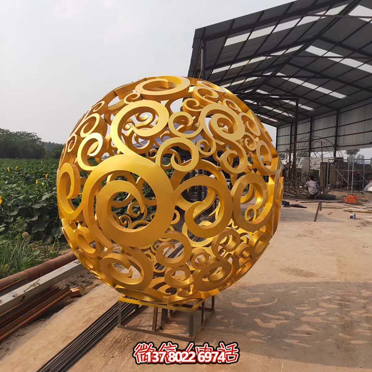 大型不銹鋼鏤空球雕塑，為園林景觀增添靈動(dòng)之美