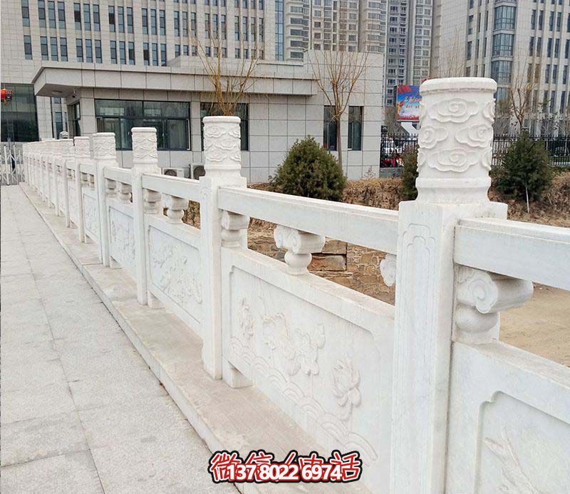 漢白玉鑲嵌欄桿扶手，點綴走廊裝飾，為城市花園添彩