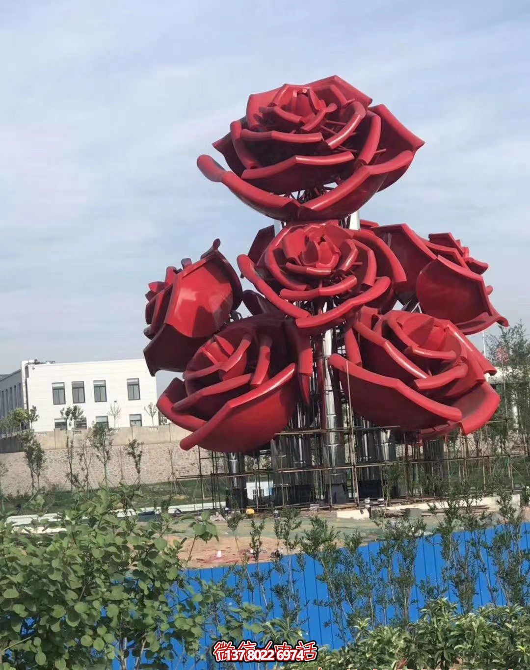 紅色玫瑰不銹鋼創(chuàng)意雕塑——美化廣場，增添驚喜