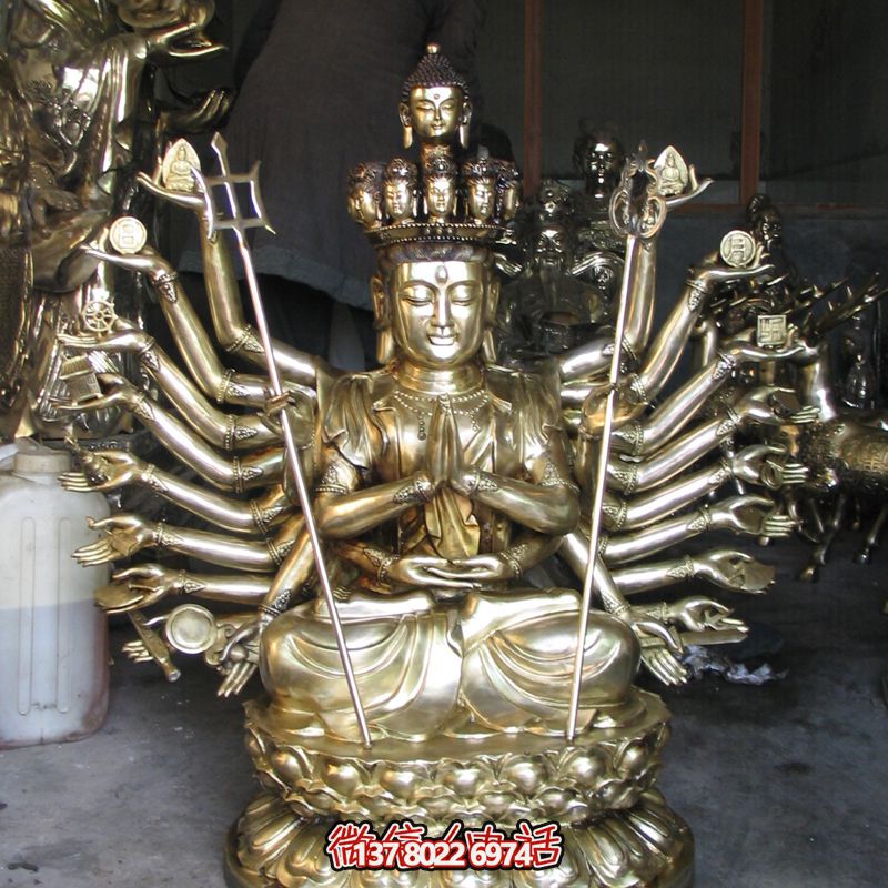 鎏金菩薩雕塑，供奉觀音祈福