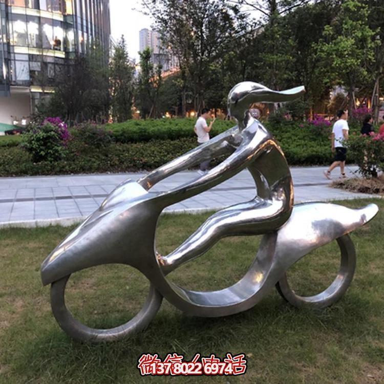 不銹鋼雕塑——抽象人物騎車(chē)裝點(diǎn)公園草地