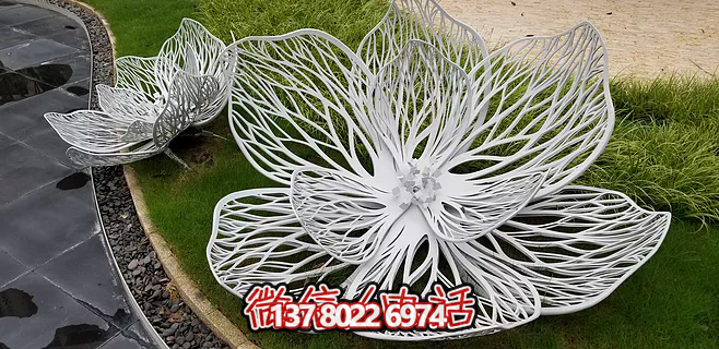 不銹鋼蓮花雕塑，鐵藝裝點戶外廣場