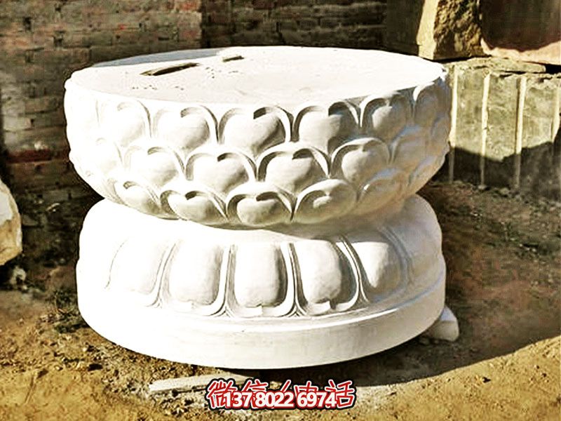 漢白玉制須彌座佛像，以精美圓形飾就古樸寺院