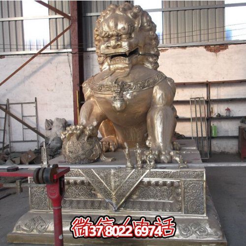 仿古銅噴金獅子雕塑，玻璃鋼大型戶外裝飾