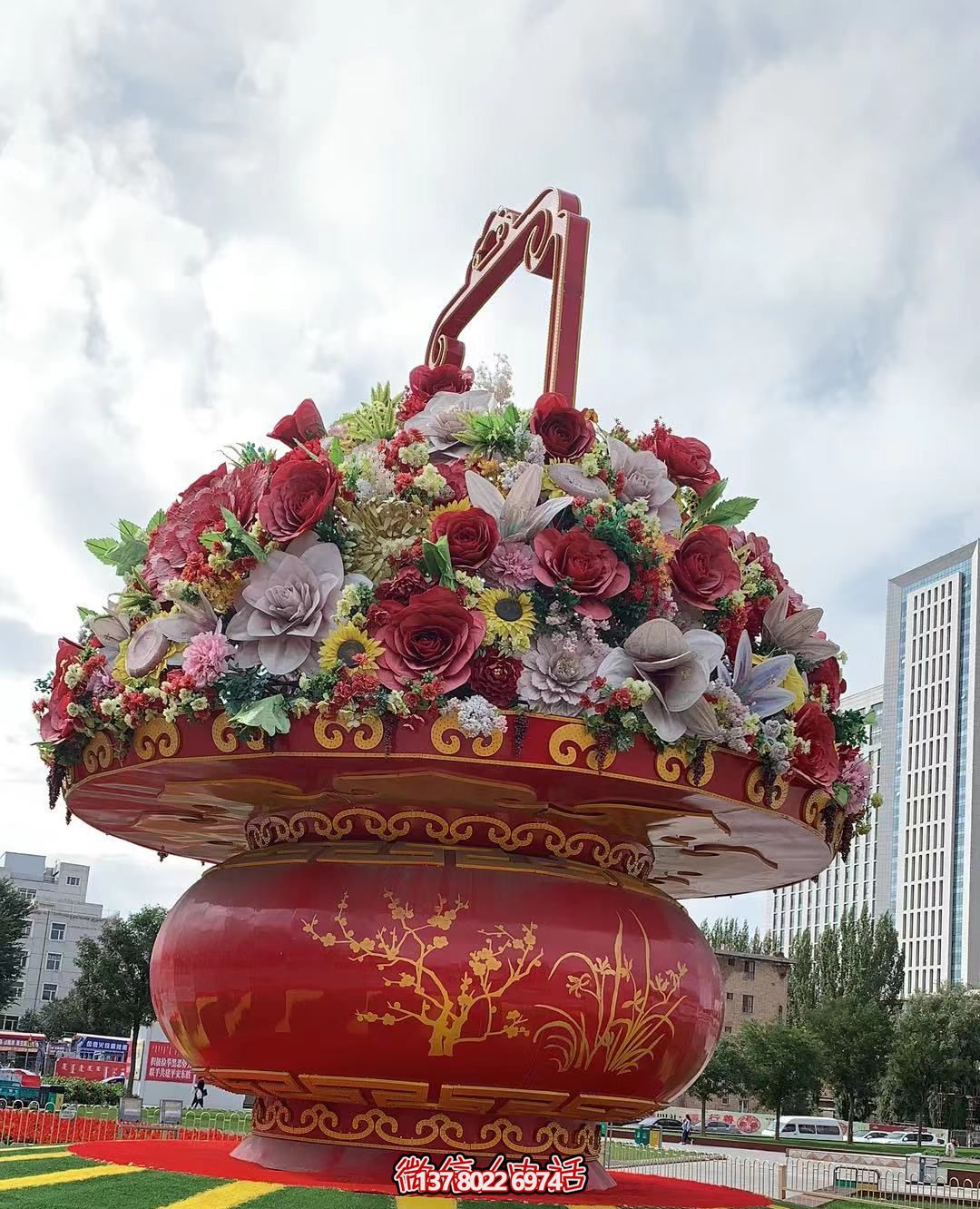 現(xiàn)代五彩花籃，給城市廣場(chǎng)帶來(lái)活力
