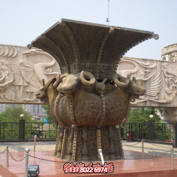 方尊銅香爐雕塑，讓景區廣場更加精彩