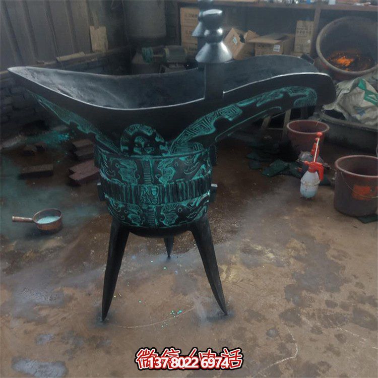 青銅仿古器皿，景觀雕塑擺放，點綴景區園林