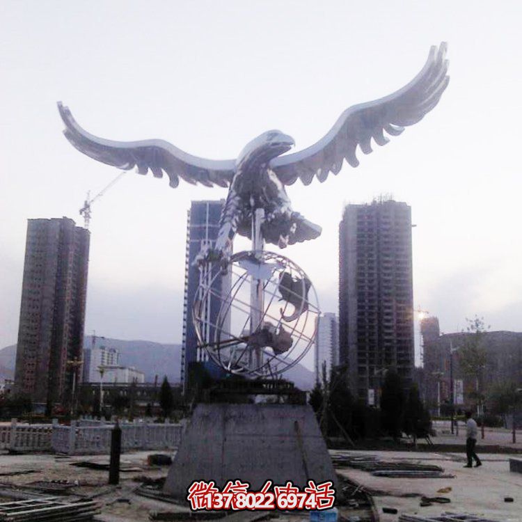不銹鋼老鷹雕塑，點(diǎn)綴戶外園林景觀