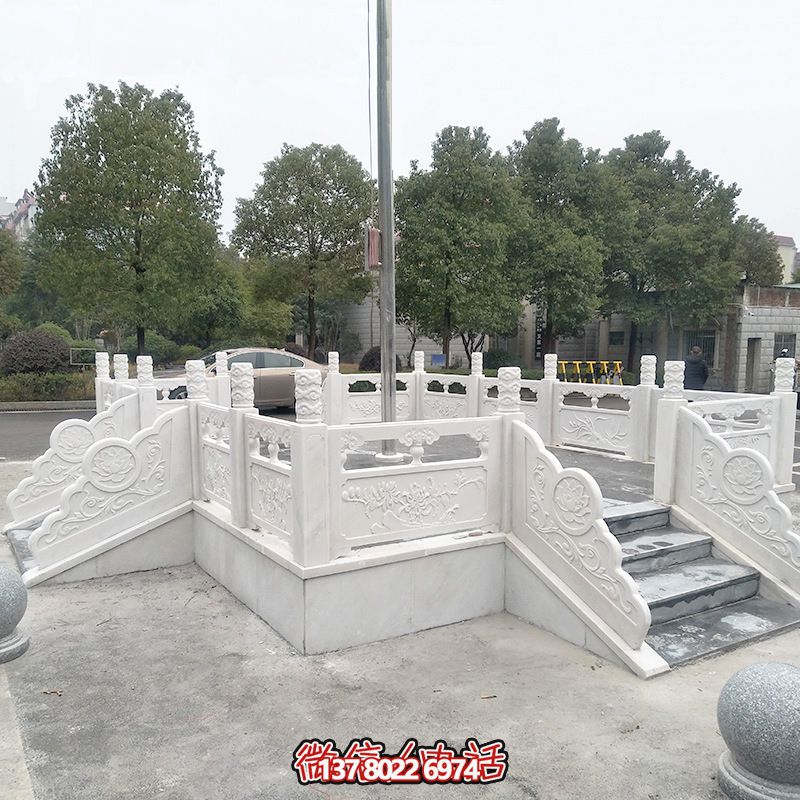 升旗臺石雕——精雕細琢，點綴校園風(fēng)采