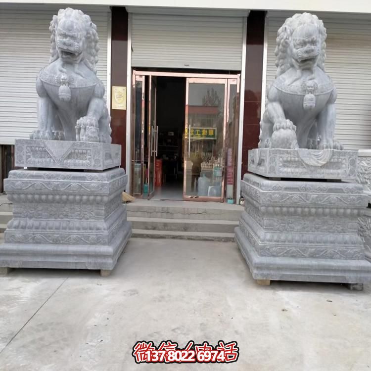 天然青石獅子雕塑，點綴景區(qū)大門