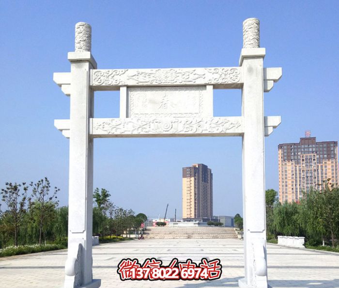 簡易大理石牌樓，為公園廣場擺放單門