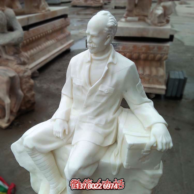 以白求恩精神為原型，漢白玉雕刻的護(hù)士坐姿雕塑