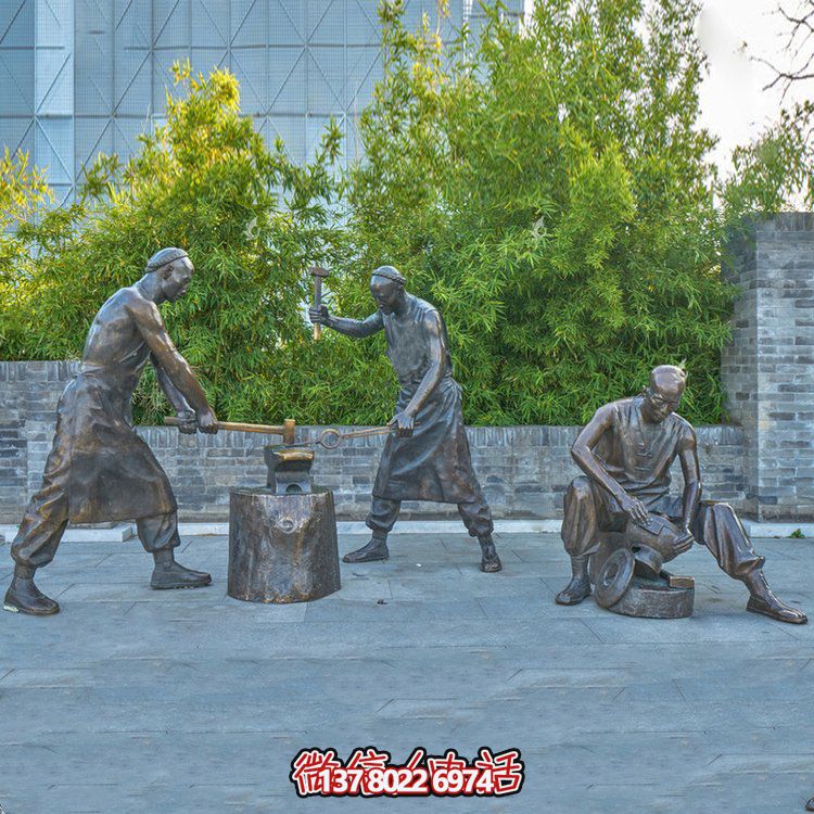 打鐵場(chǎng)景人物銅雕，鑄銅鑄造民俗生活人物情景雕塑