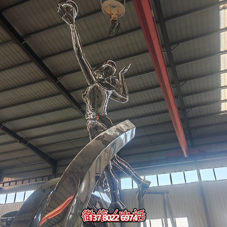校園廣場不銹鋼鏡面抽象運(yùn)動(dòng)打球的人物雕塑