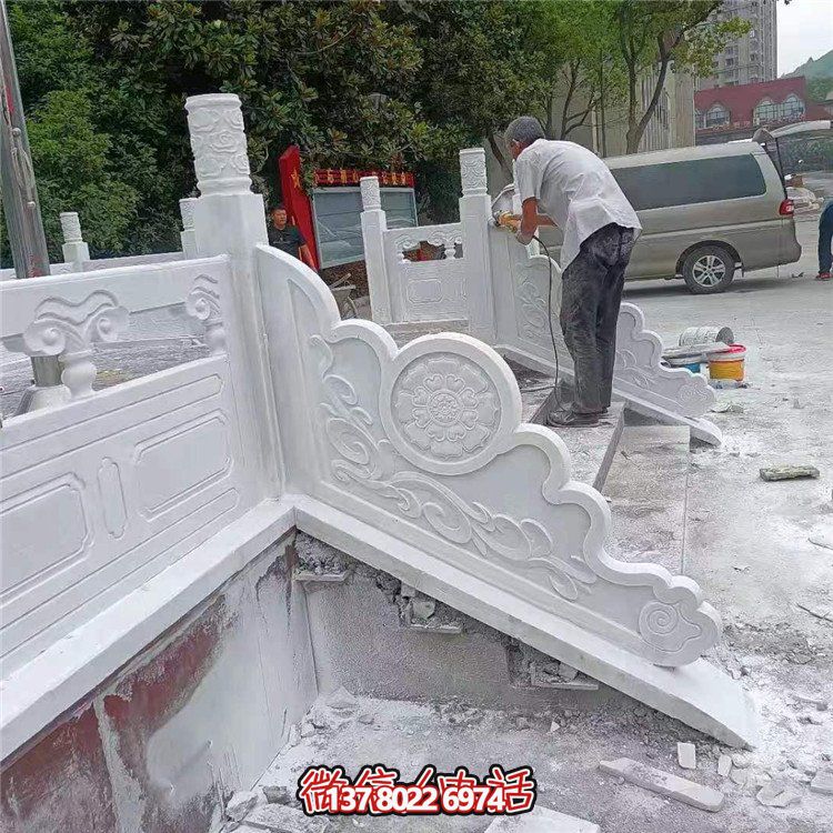漢白玉旗臺欄板欄桿安裝，細節(jié)打磨處理