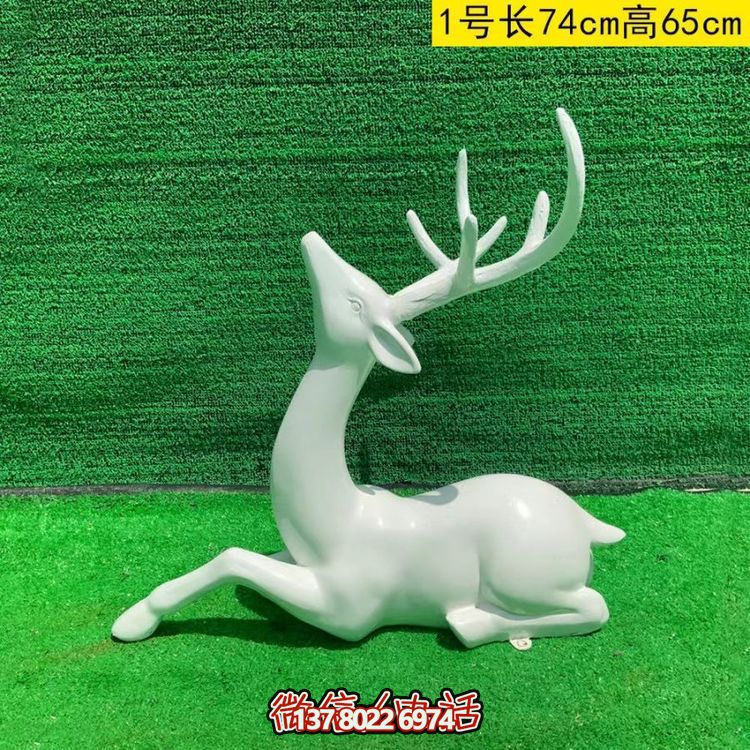 白色的梅花鹿，臥姿，仰頭，可上色